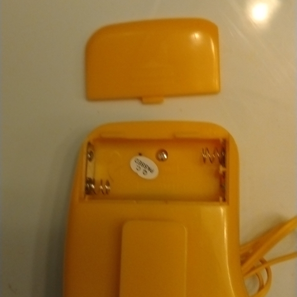 Vintage AM radio yellow and black never used an original box - Picture 4 of 4